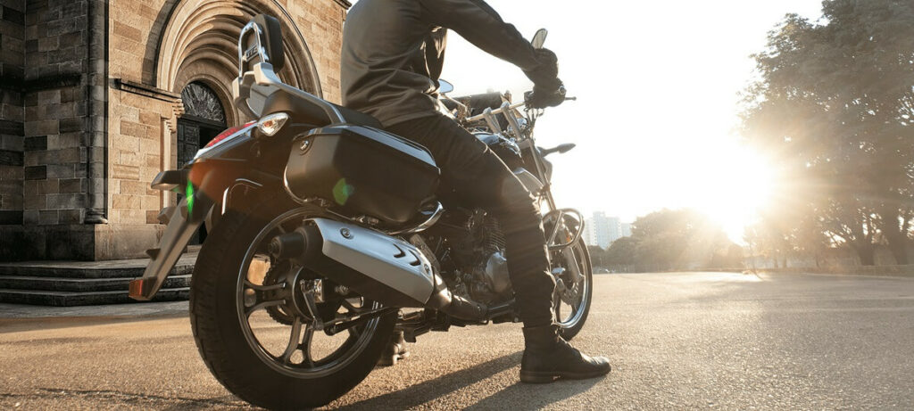 Foto de uma pessoa em cima de uma Master Ride 150 2023 preta