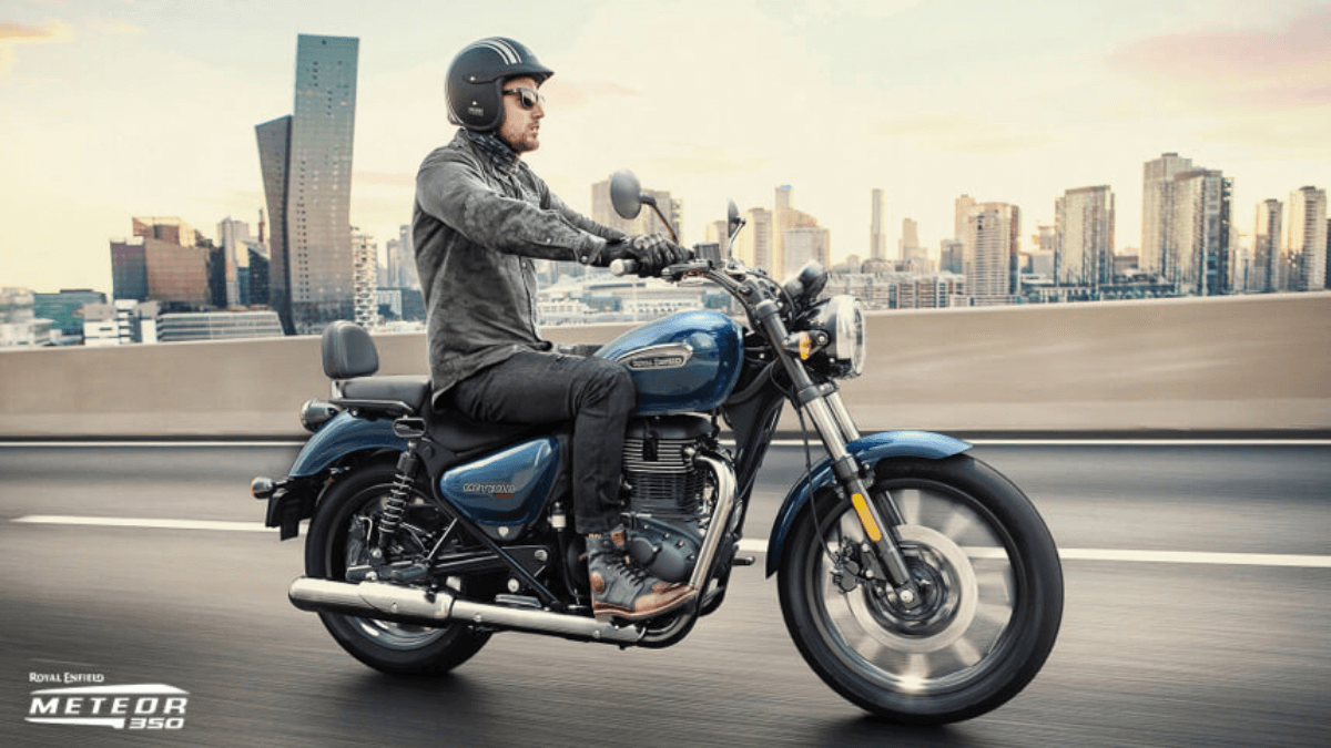 Homem pilotando uma Royal Enfield Meteor 350 2023 azul.