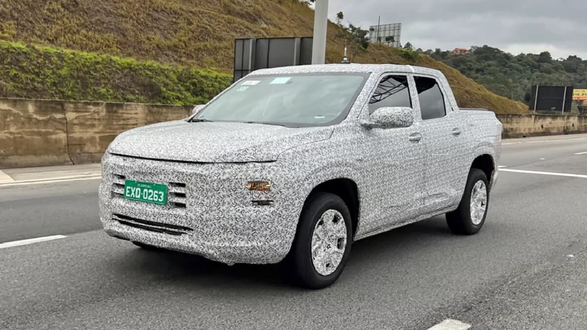 Foto frontal de uma picape Chevrolet Montana 2023 toda camuflada