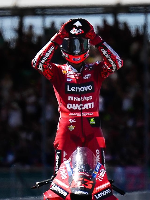 Foto frontal do piloto Bagnaia comemorando