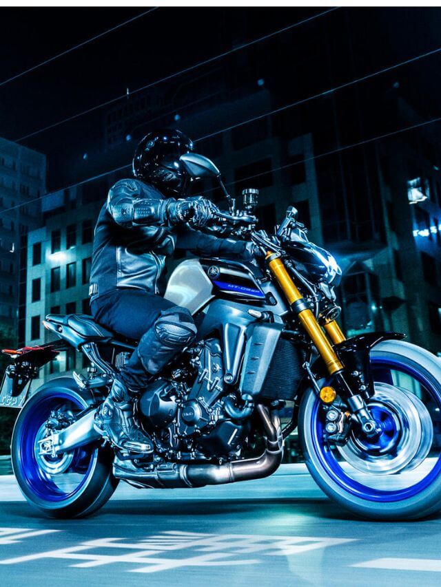 Yamaha MT-09 azul, andando.