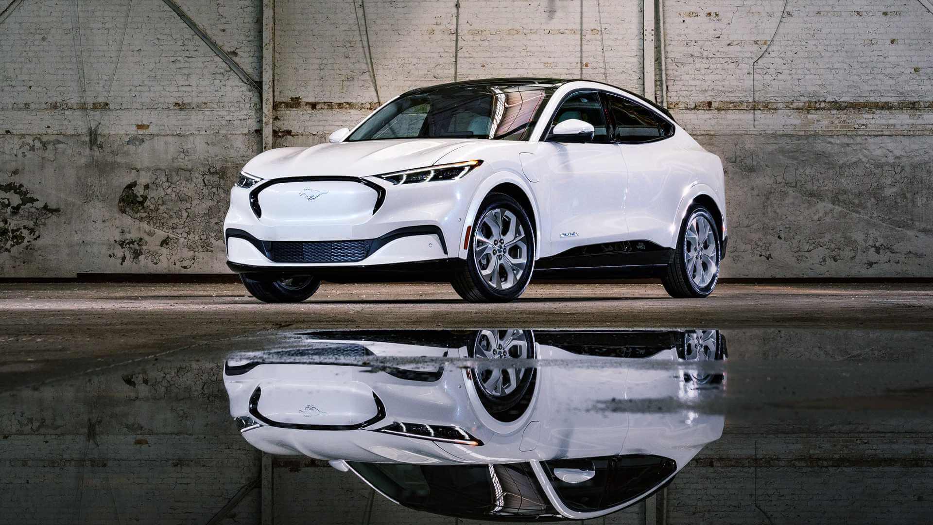 Foto de um Mustang Mach-E branco sob uma poça d'água