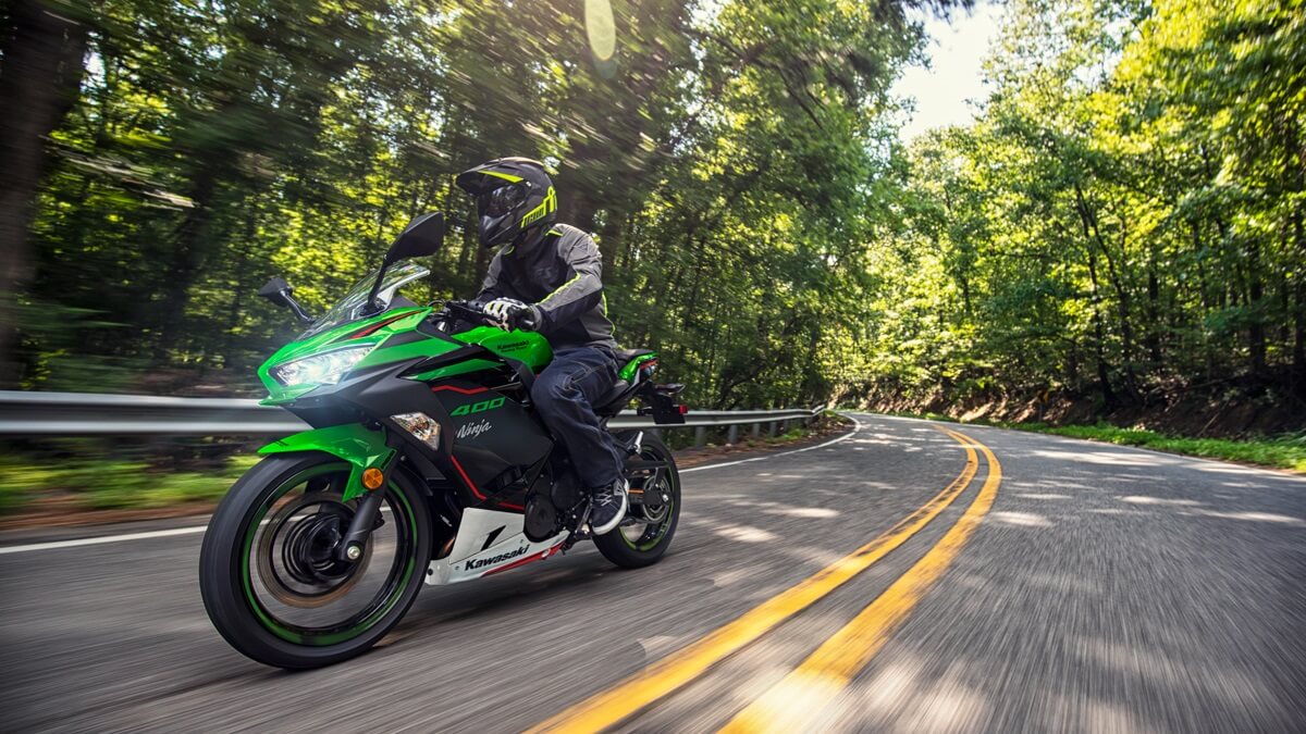 Ninja 400 2023 na rua