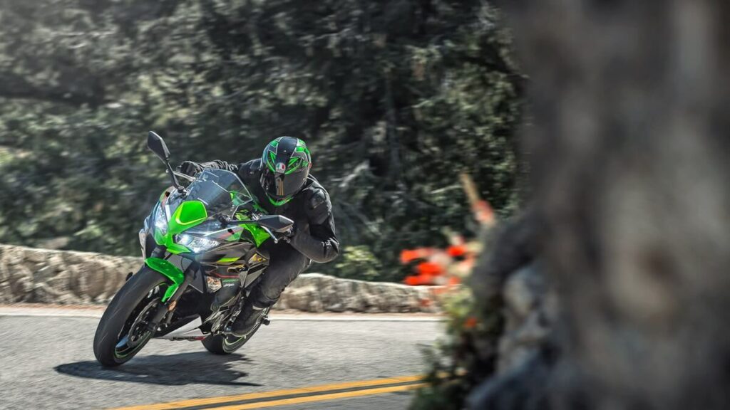 Homem realizando uma curva com uma ninja 650.