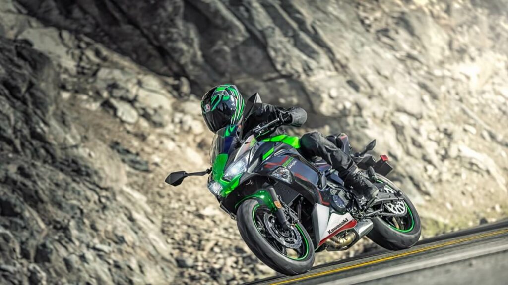 Ninja 650 na estrada.