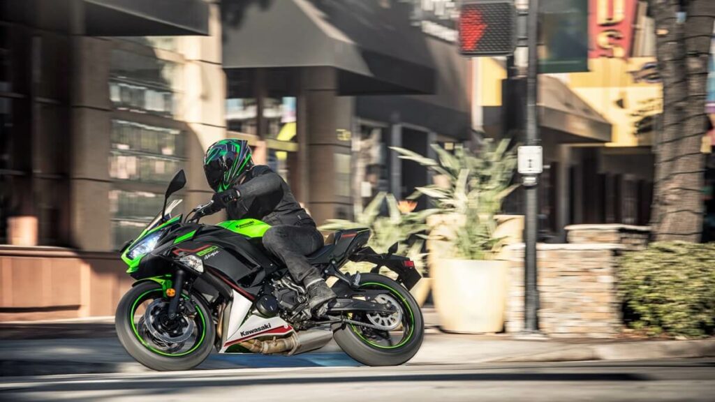 Ninja 650 verde, no meio da cidade.