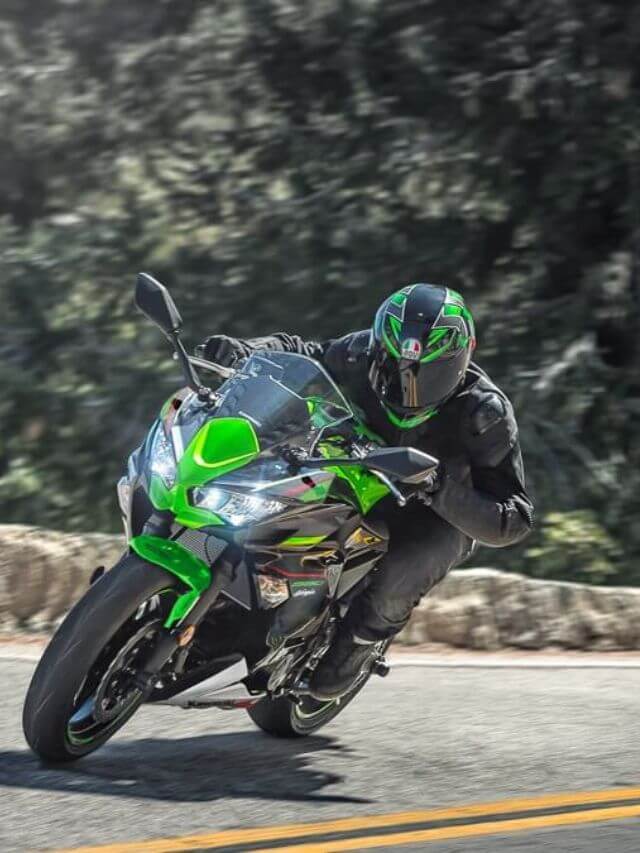Ninja 650 em uma curva.