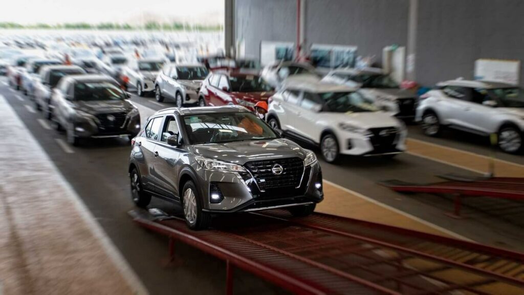 Foto de carros da Nissan sendo carregados, os carros estão dentro da garagem da Nissan