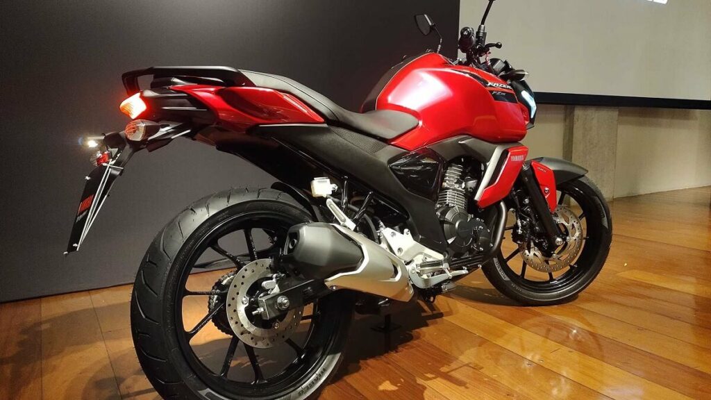 Foto lateral de uma Yamaha Fazer FZ 15 2023 vermelha