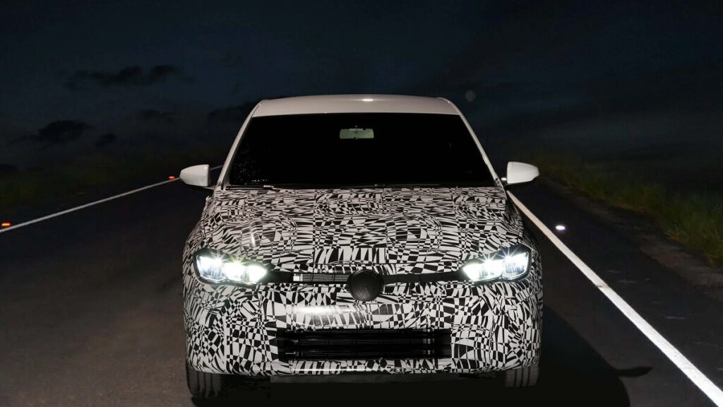 Foto frontal de um Volkswagen Polo em sua camuflagem, preparado para seu lançamento