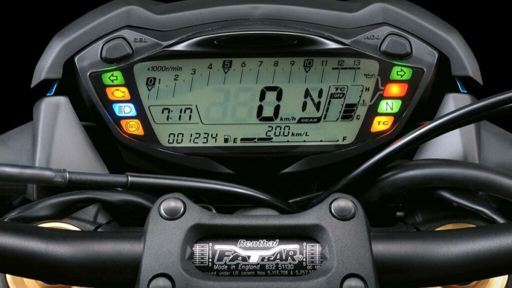 Painel digital da GSX-S1000 2023.