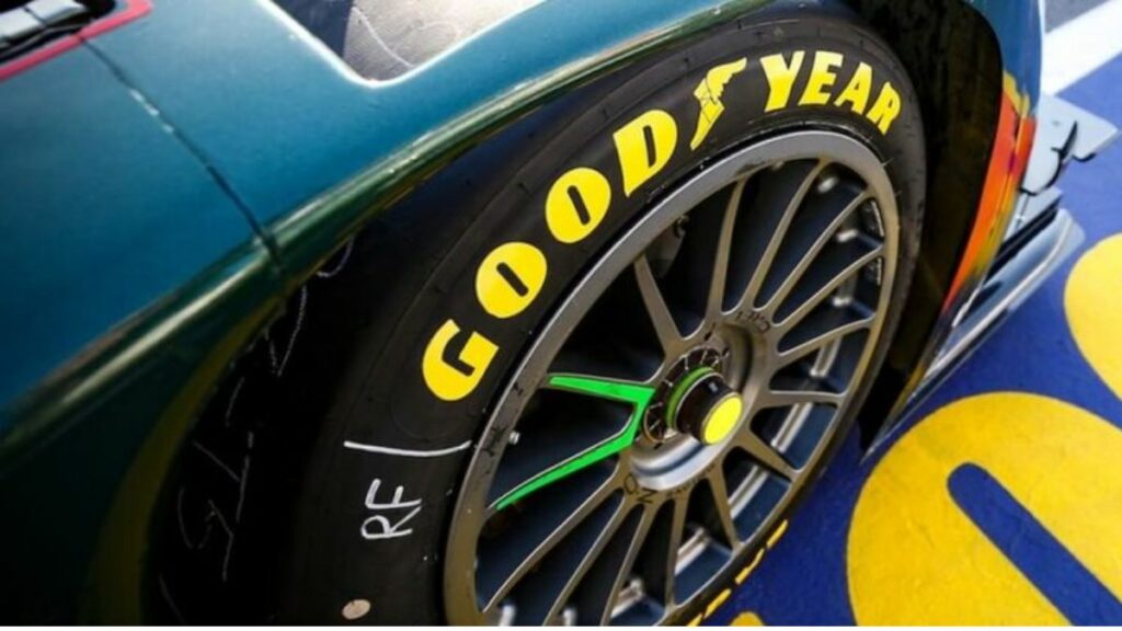 Carro de corrida com pneu Goodyear