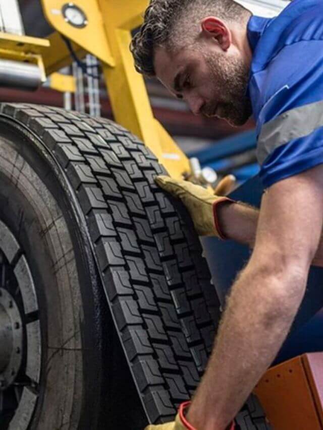 Borracheiro mexendo em pneu.