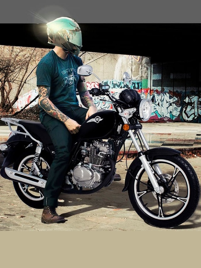 Foto de uma pessoa montada em uma Chopper Road 150 2023 preta