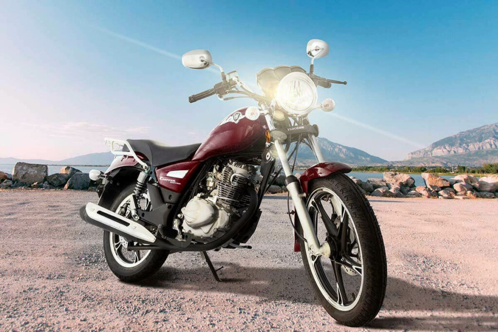 Foto frontal lateral de uma Chopper Road 150 2023 na praia