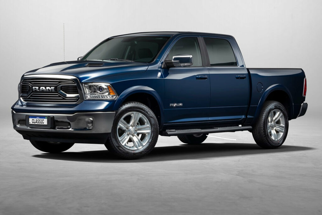 Ram Classic 2023 Laramie Azul escura