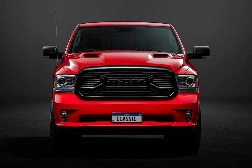 Foto frontal de uma Ram Classic 2023 Laramie de frente, a picape é vermelha