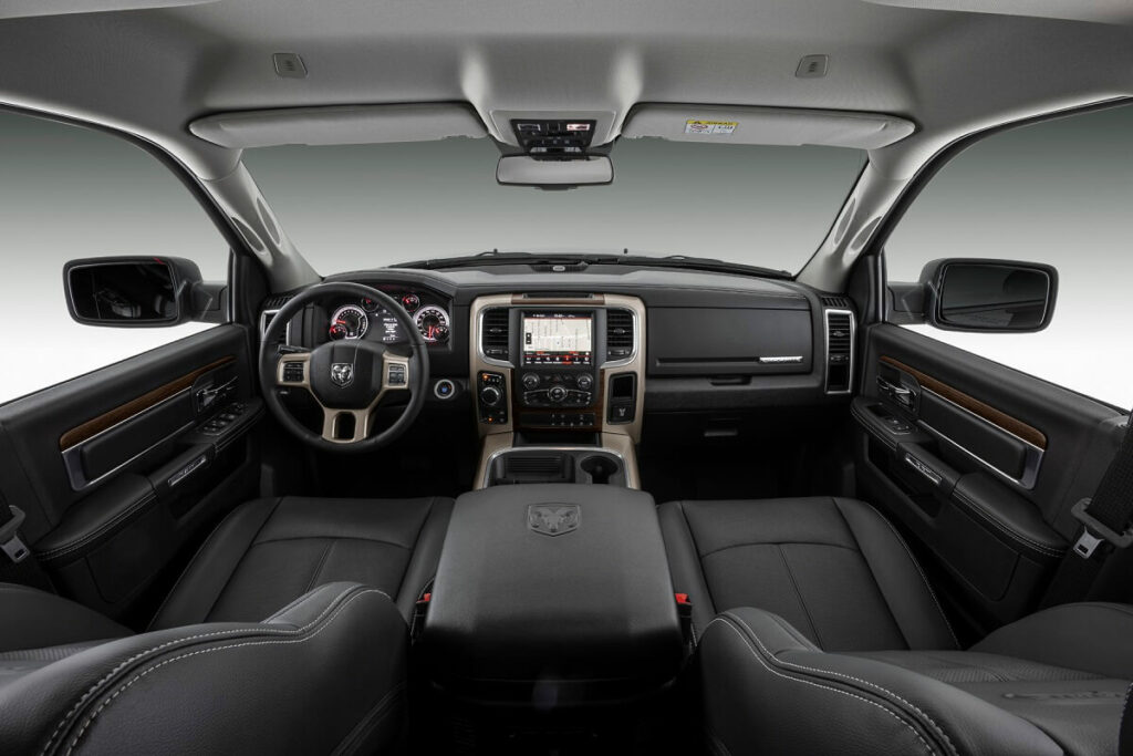 Foto do interior da RAM Classic 2023 Laramie Night