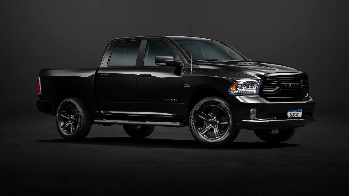 Foto de uma Ram Classic 2023 Laramie preta em um estúdio de fotos