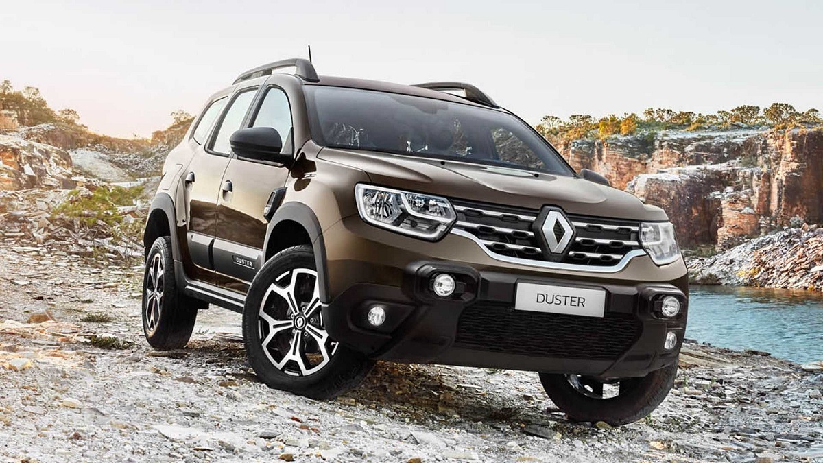 Foto de um Renault Duster 2023 marrom andando na estrada de chao