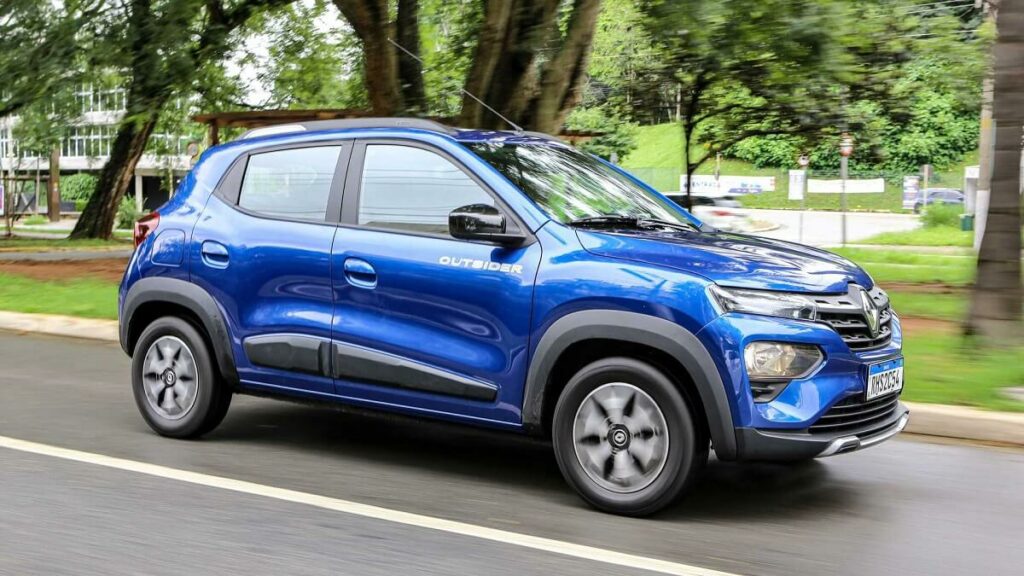 Foto lateral de um Kwid azul andando na estrada, carros mais econômico do país.