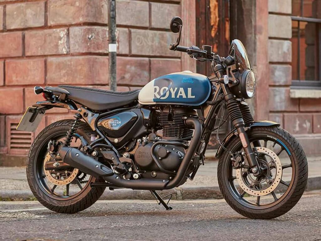 Foto lateral de uma Hunter 350 estacionada em uma rua