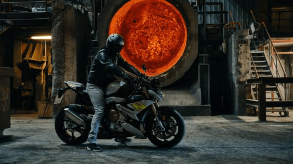 BMW S 1000 R 2023 em uma forja.