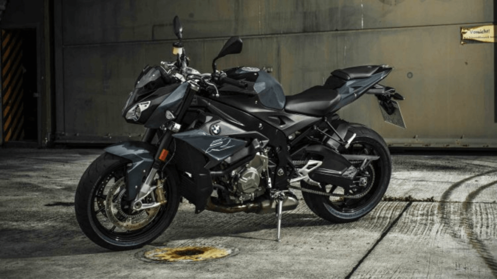 BMW S 1000 R 2023 cinza. e m diagonal.