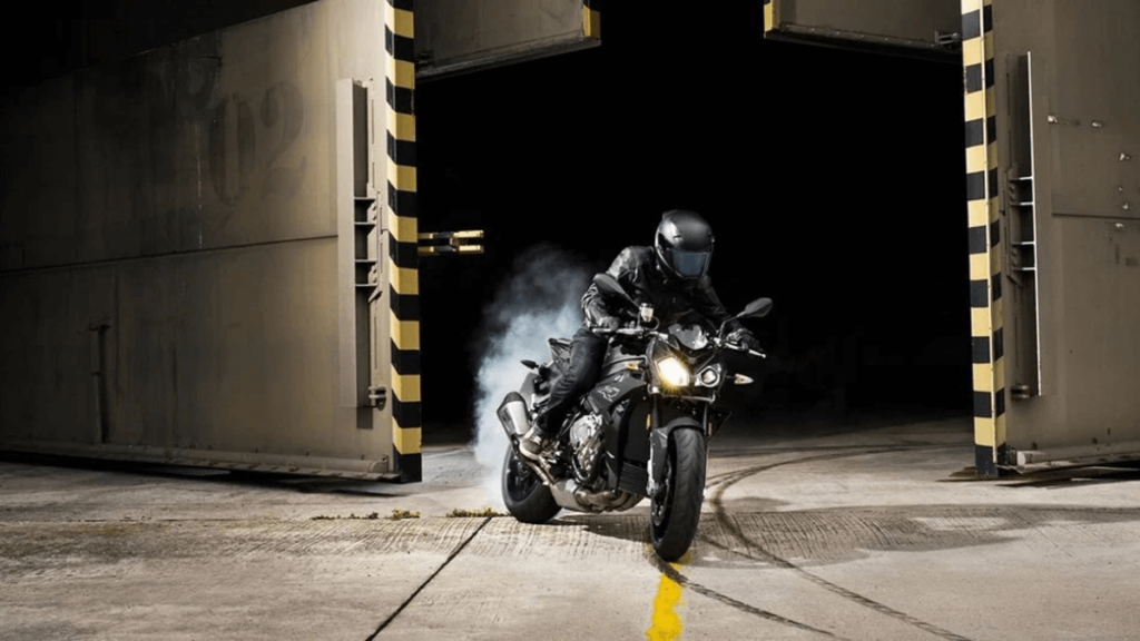 BMW S 1000 R 2023 acelerando.