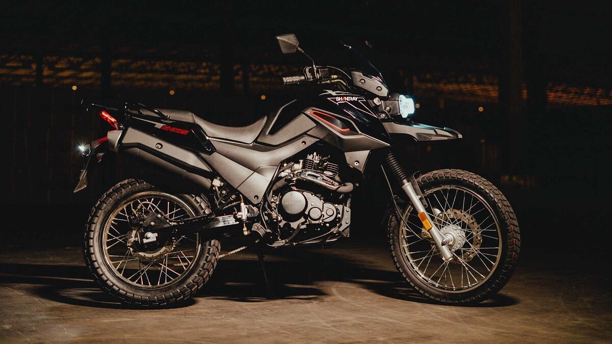 Foto lateral de uma Shi 175 2023 preta