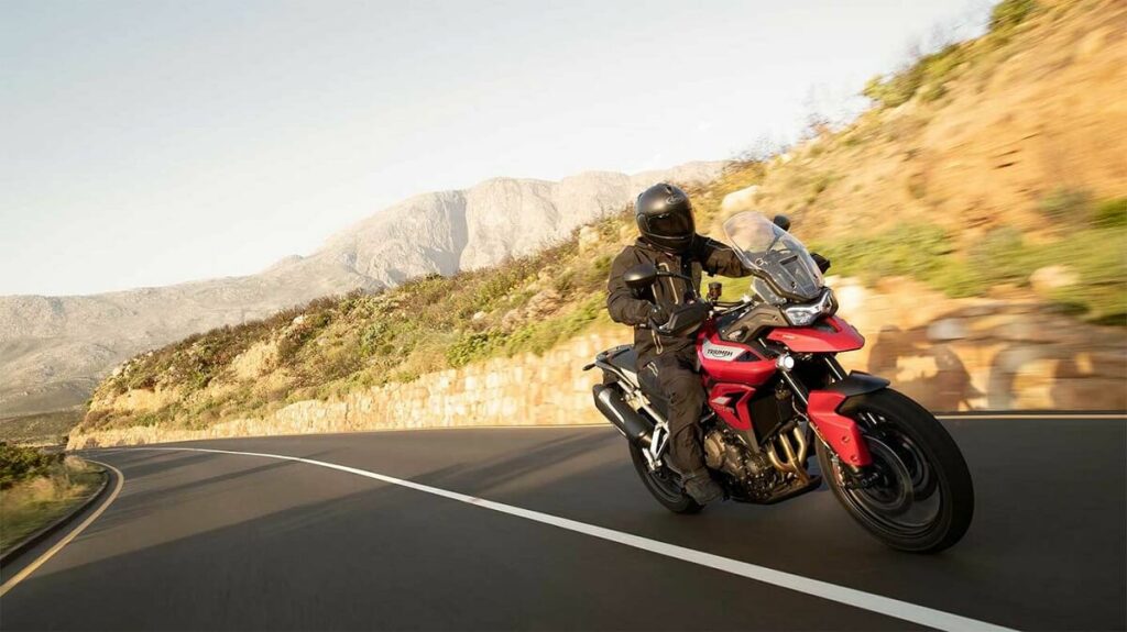 Tiger 900 na estrada.