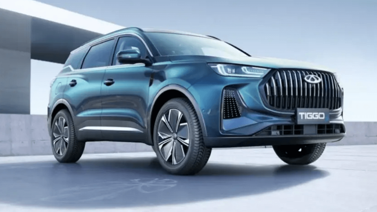 Foto de um Tiggo 7 Plus azul estacionado