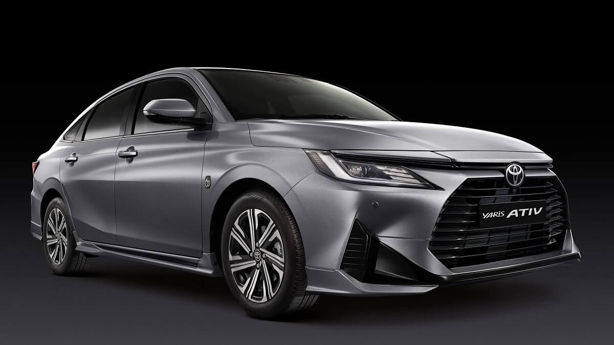 Foto frontal lateral de um Toyota Yaris prata