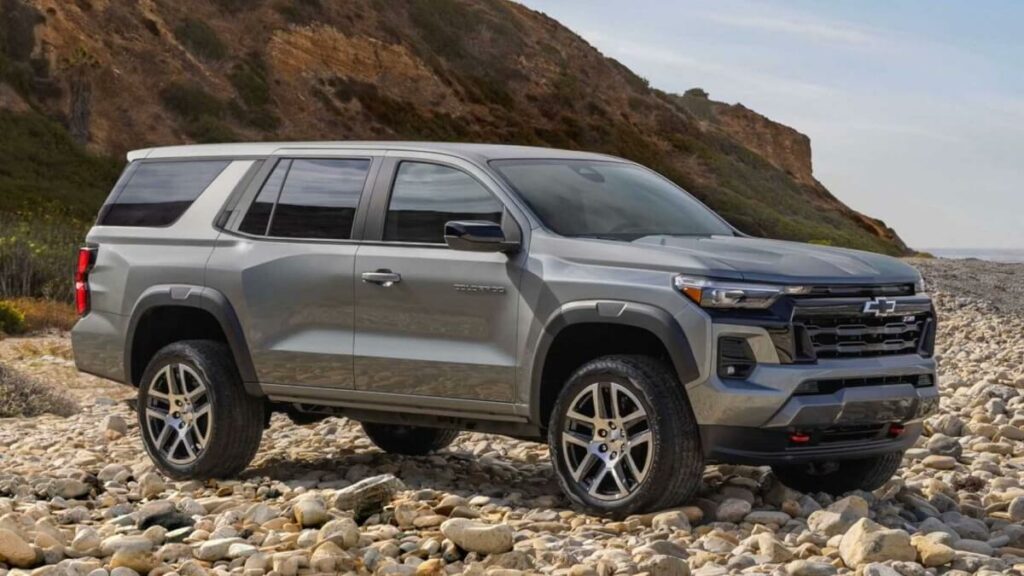 Foto lateral da Trailblazer em uma paisagem, a foto é uma projeção