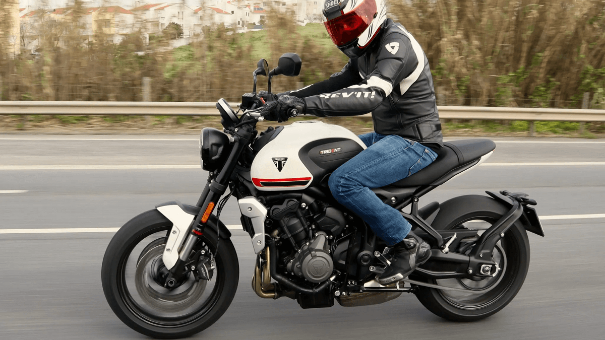 Trident 660 2023 na estrada.