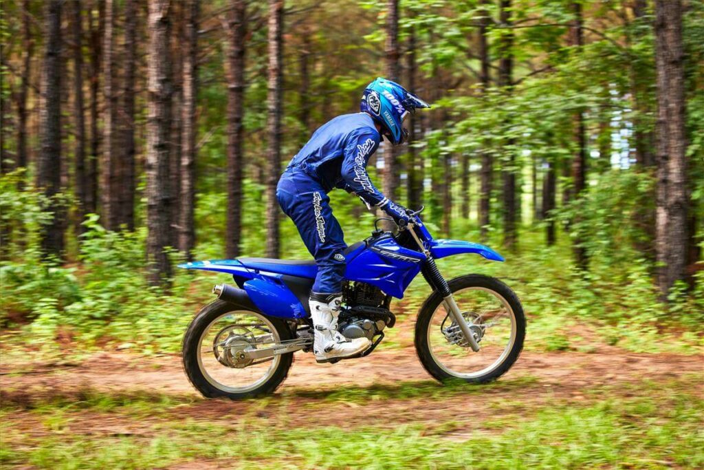 Foto de uma pessoa fazendo uma trilha com uma TT-R 230 2023 azul