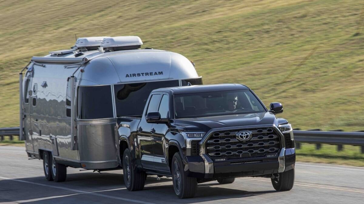 Foto de uma Tundra 2023 preta puchando um traielr