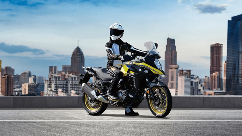 Homem montada em uma V-Strom 650.