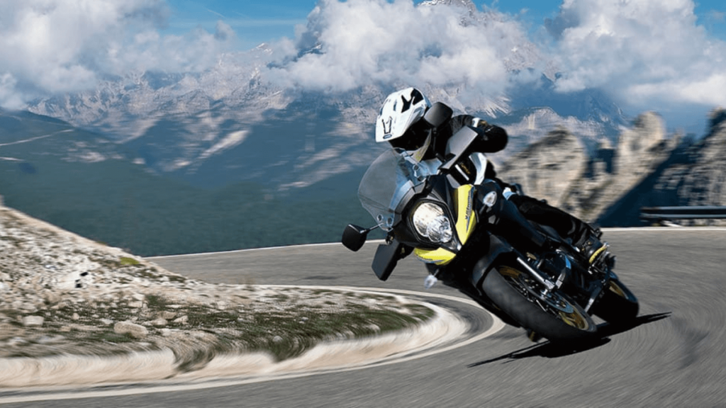 V-Strom 650 amarela, em uma curva.