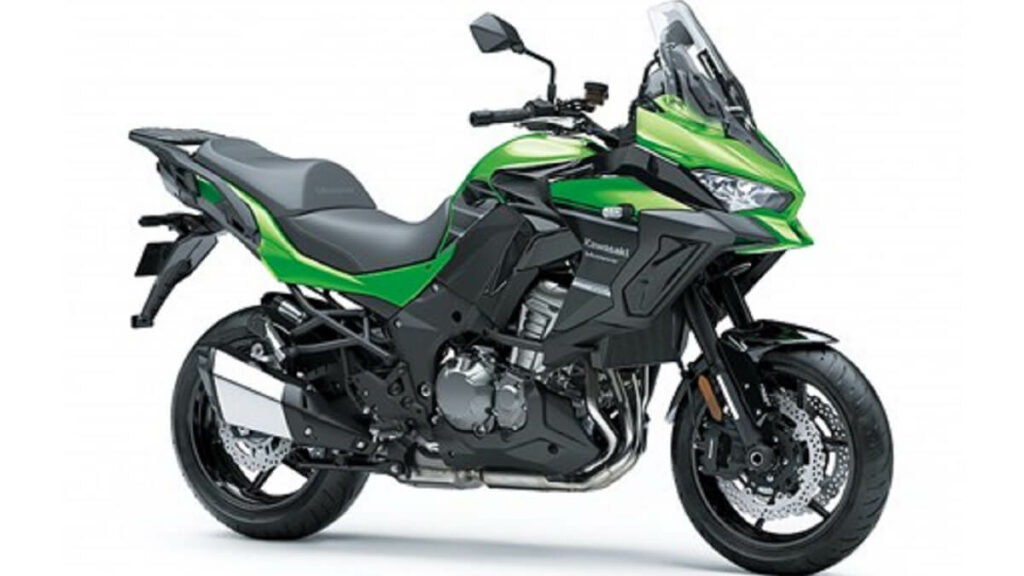 Versys 1000 na cor verde, em diagonal,