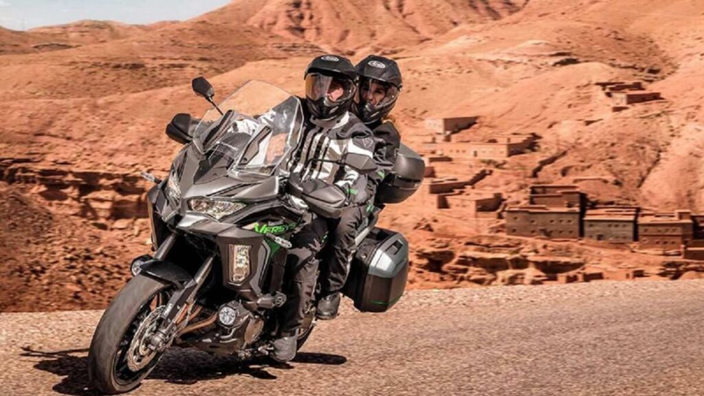 Duas pessoas montadas na Versys 1000 Grand Tourer, durante uma viagem
