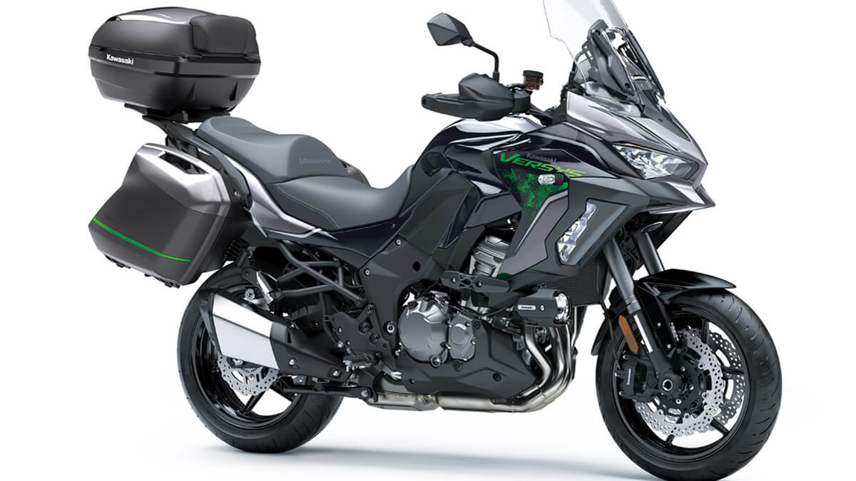 Versys 1000 Grand Tourer, moto preta, com duas malas e um baú na parte superior.