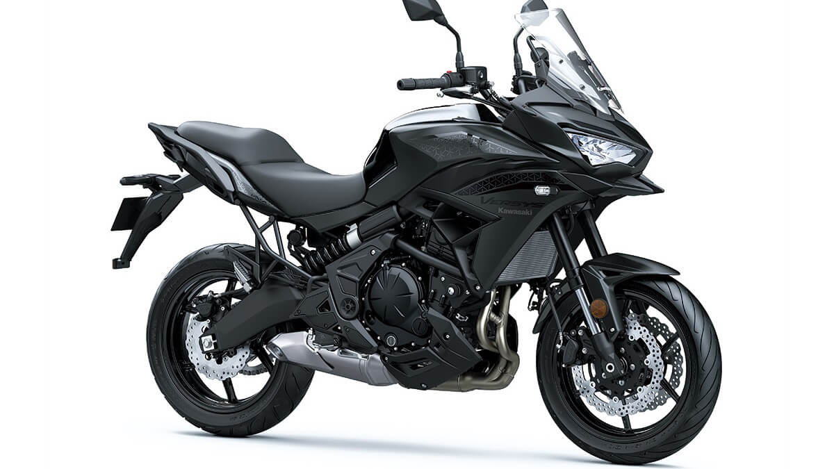 Versys 650 2023 preta, em diagonal.