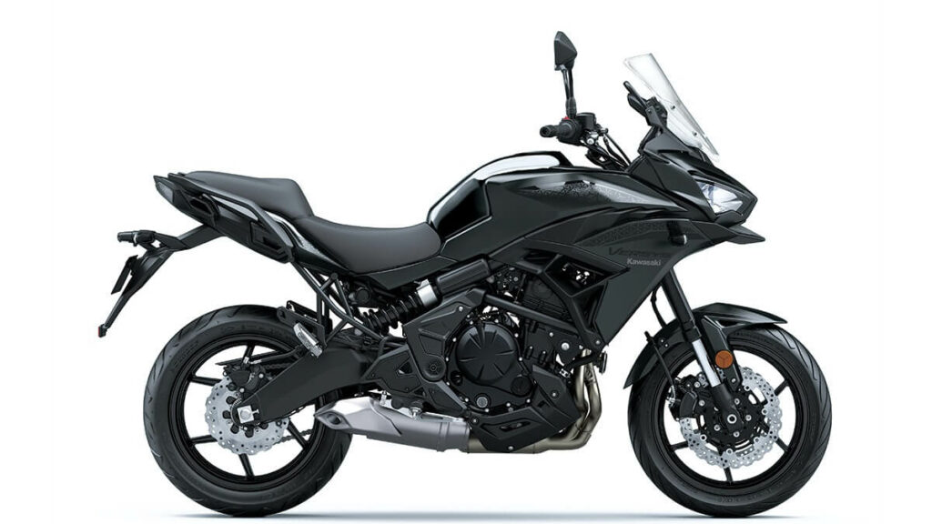 Versys 650 2023 preta, de lado.
