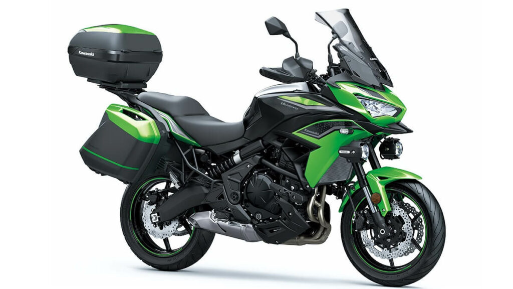 Kawasaki Versys 650 Tourer, verde e cheia de malas em suas laterais.