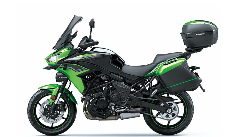 Versys 650 Taurer verde, com baús laterais e um superior na sua traseira.