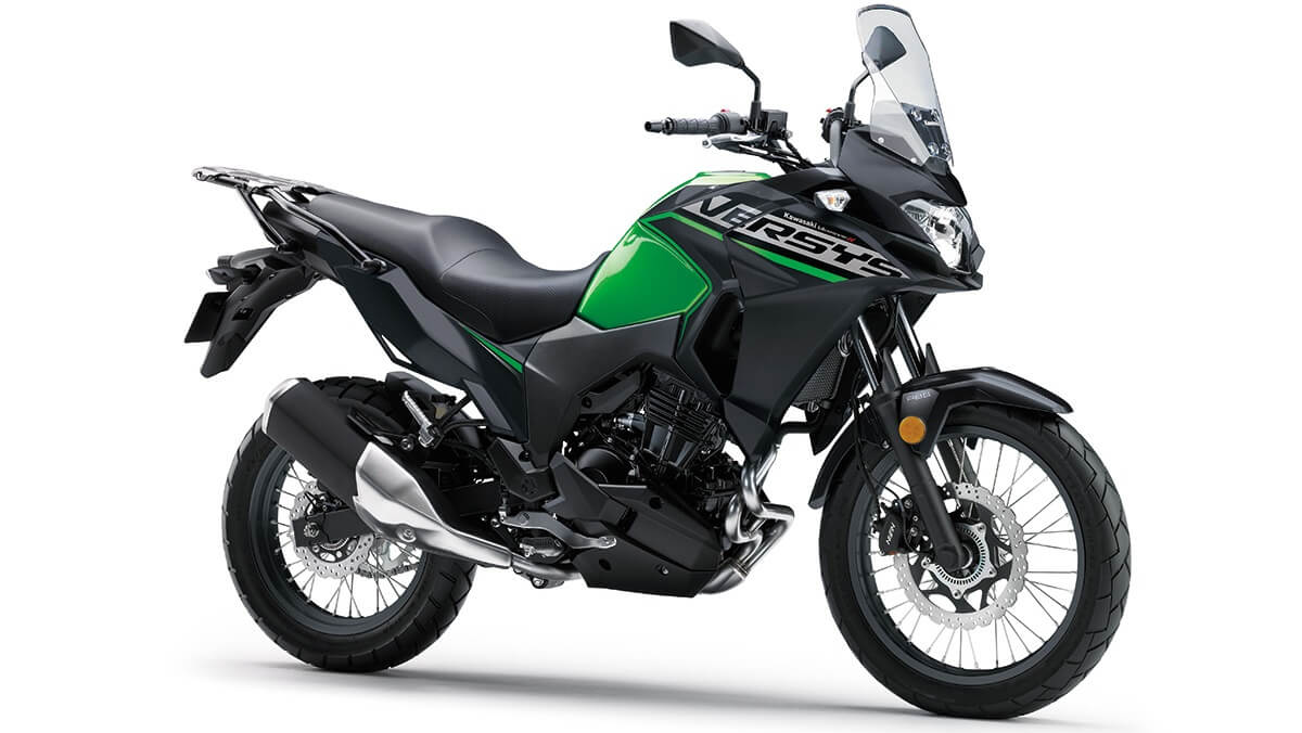 Versys-X 300 em diagonal, na cor vede.