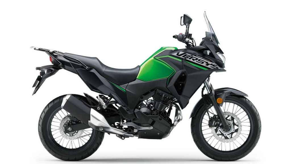 Versys-X 300 2023, na cor verde, de lado.