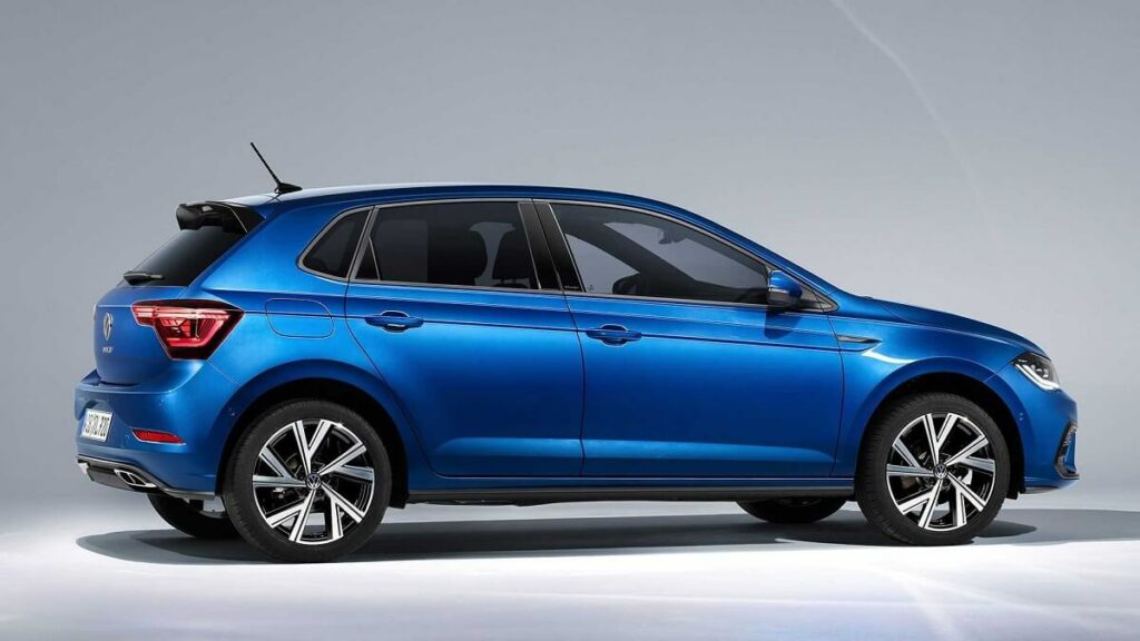 Foto lateral de um Volkswagen Polo azul 2022