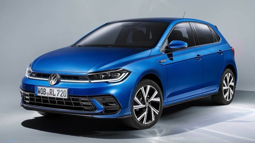 Foto de um Polo 2022 azul em um estúdio de fotos